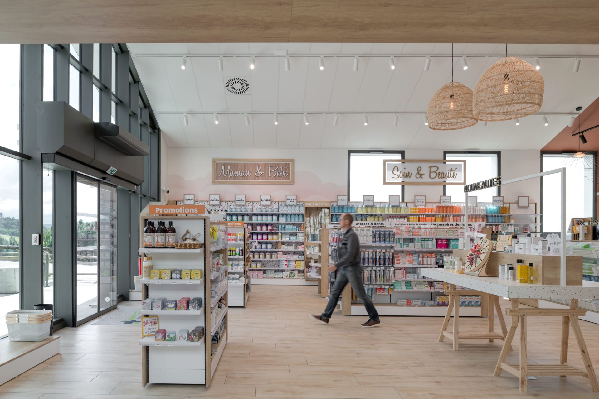 Pharmacie-circulation accessibilité PMR