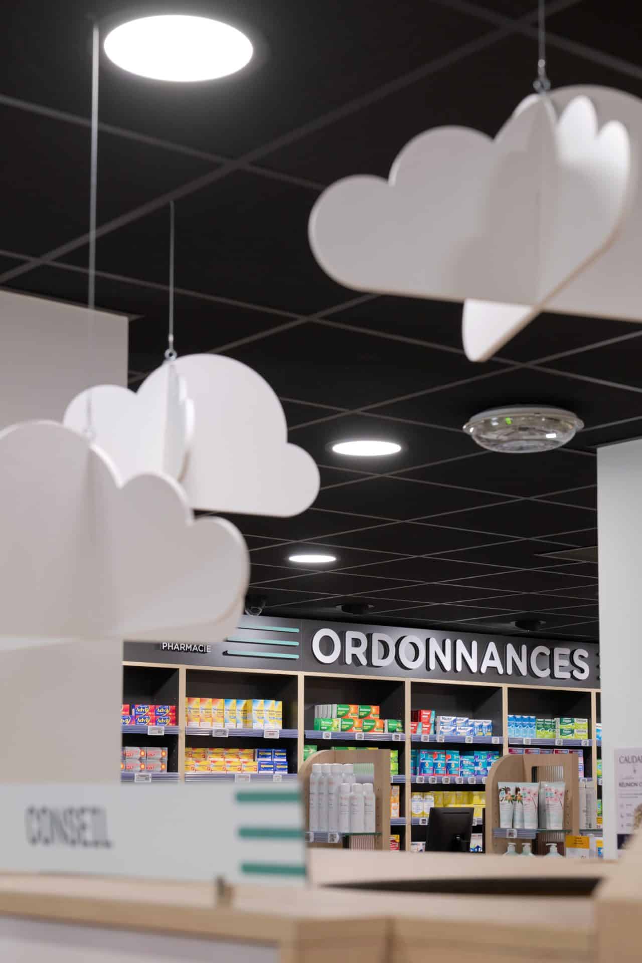 Espace ordonnances et comptoirs de la Pharmacie Centrale de Rumilly en Haute-Savoie