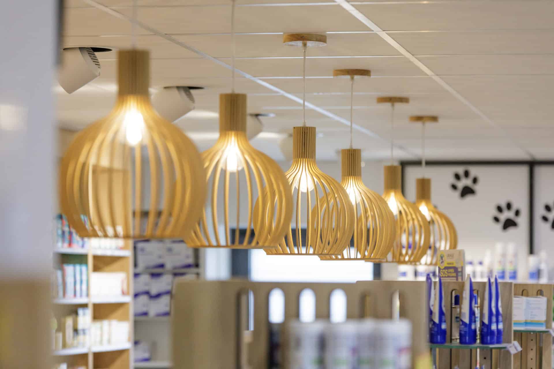 Éclairage et détails d’aménagement intérieur de la Pharmacie du Marché à Sigean